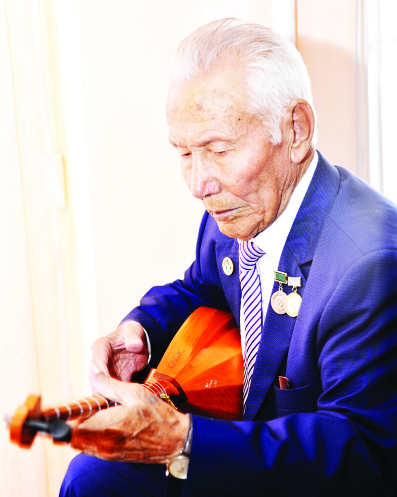 Төсекте еліктіретін секс видео Әйелдердің аяқтары шұлықтағы порно